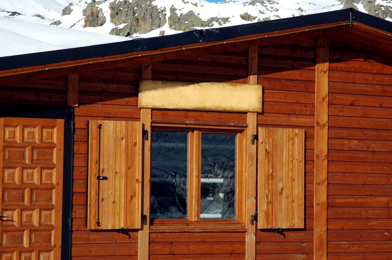 Specialized Cabin Window Contractors